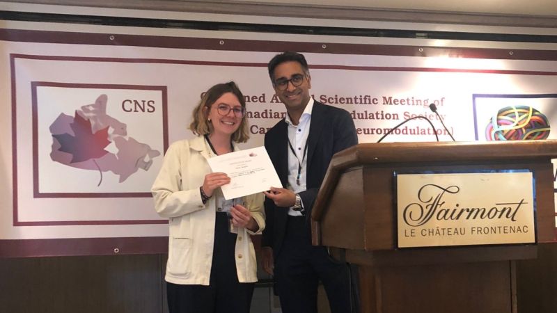 Héloïse Bourgeois, étudiante IURDPM-CRIR, recevant le prix de la meilleure présentation 2025 à la Canadian Neuromodulation Society.
