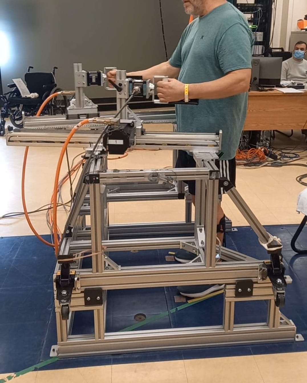 Personne utilisant un exerciseur robotisé pour l’entraînement des mouvements des membres supérieurs.