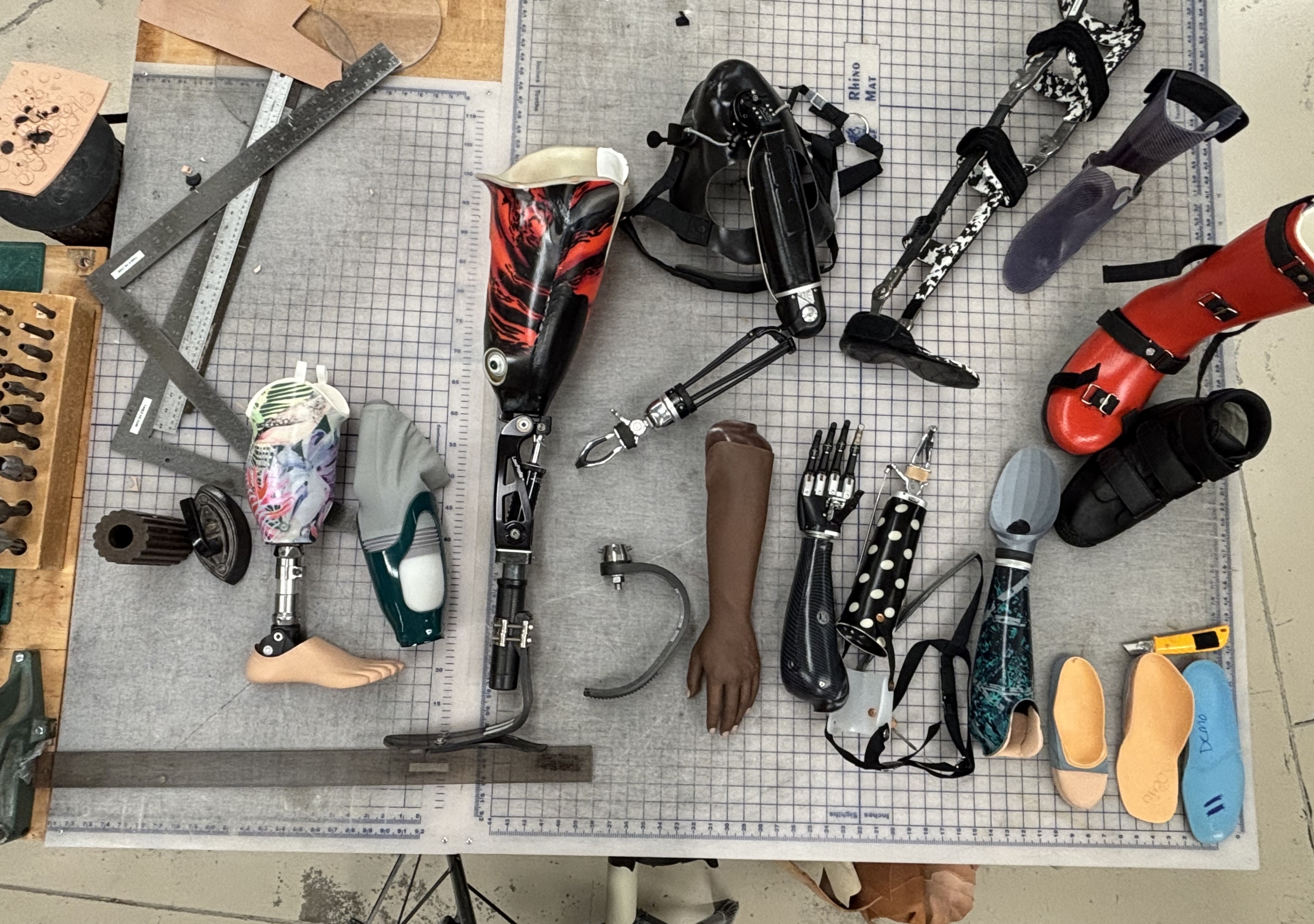 Visite des ateliers de fabrication de prothèses pour les amputés.