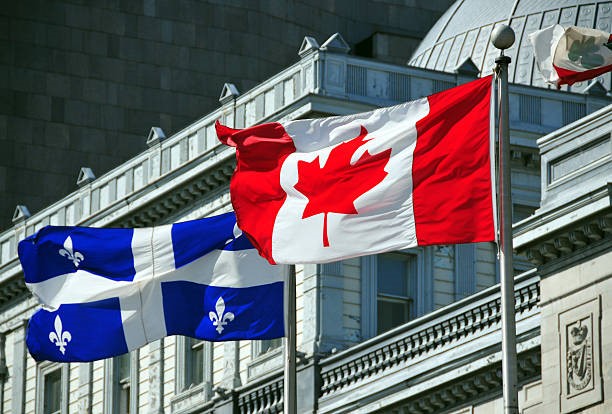 Image des drapeaux du Québec et du Canada