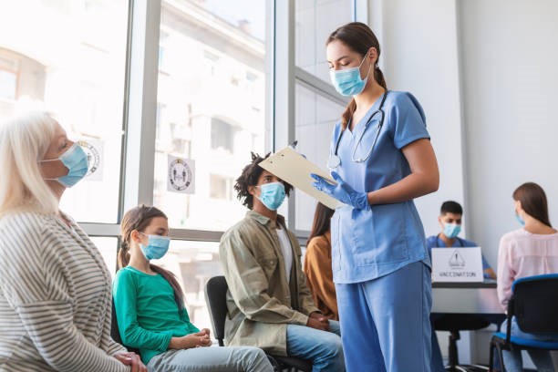 Visuel évoquant le système de santé avec des personnes portant le masque dans une salle d'attente et une infirmière prenant les informations