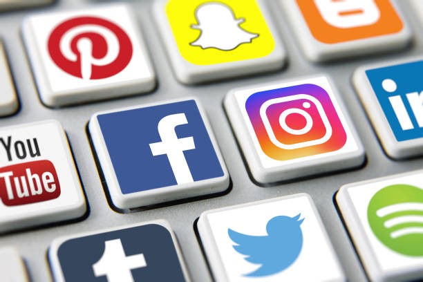 Capture d'image rassemblant plusieurs logos de plateformes en ligne et de réseaux socxiaux, tels que Pinterest, facebook, Instagram, Twitter, LinkedIn, YouTube, etc. 